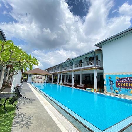 Alia Residence Business Resort Padang Mat Sirat Экстерьер фото