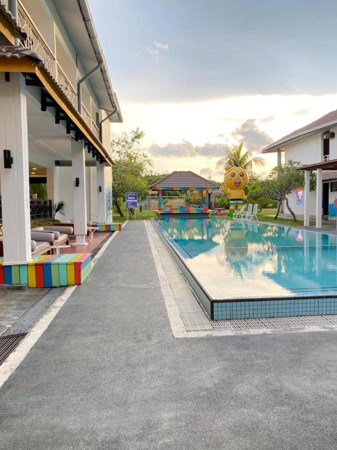 Alia Residence Business Resort Padang Mat Sirat Экстерьер фото